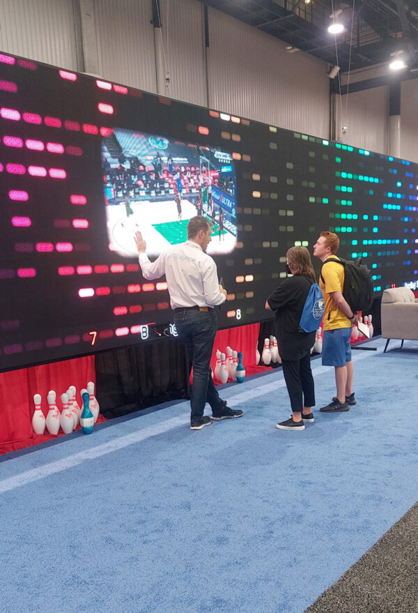 L'équipe de Bowling media qui reçoit des clients