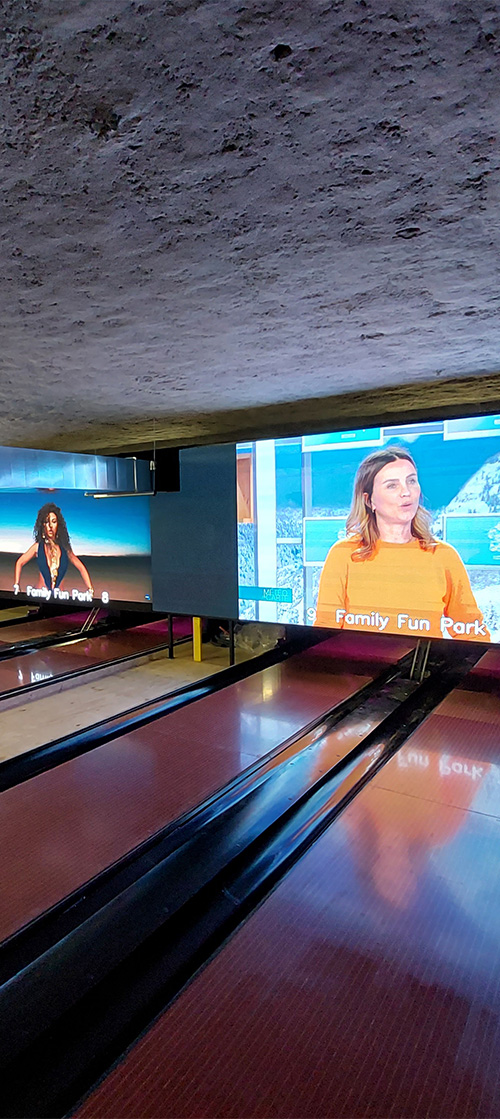 La diffusion d'une émission sur les écrans des pistes de bowling