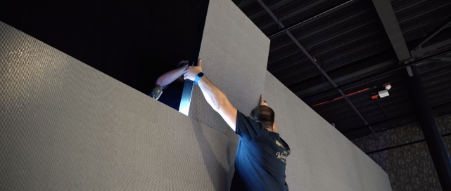 les ouvriers qui installent les écrans pour diffuser les animations