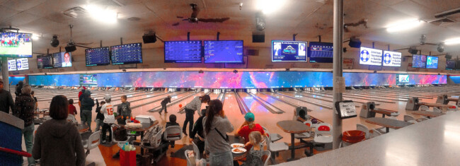 Le McHenry Bowl en Californie avec les personnes qui jouent au bowling