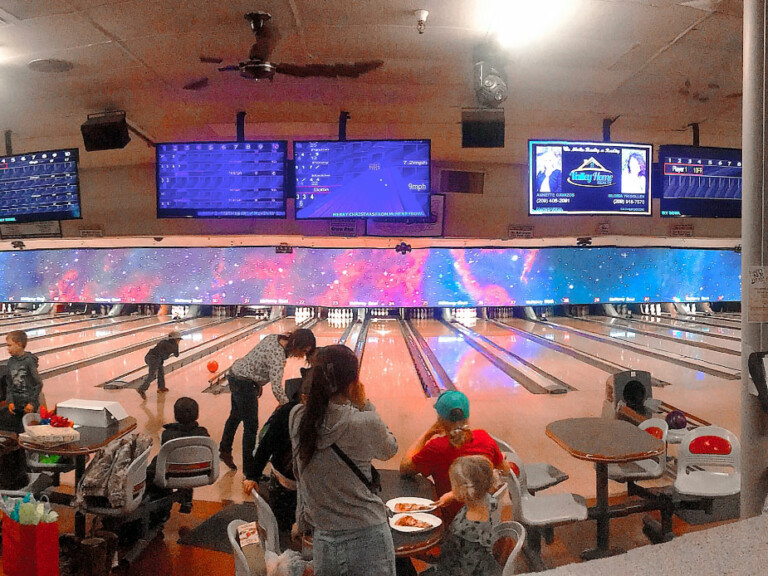 Le McHenry Bowl en Californie avec les personnes qui jouent au bowling